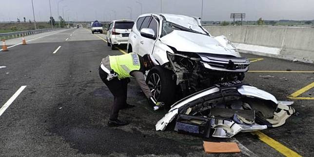 Mobil Pajero Sport Putih bernopol B 1264 BJU yang ditumpangi Vanessa Angel dan suaminya mengalami kecelakaan lalu lintas di Tol Jombang-Mojokerto, KM 672.400/A, Kamis (4/11/2021). Source: Kompas.com