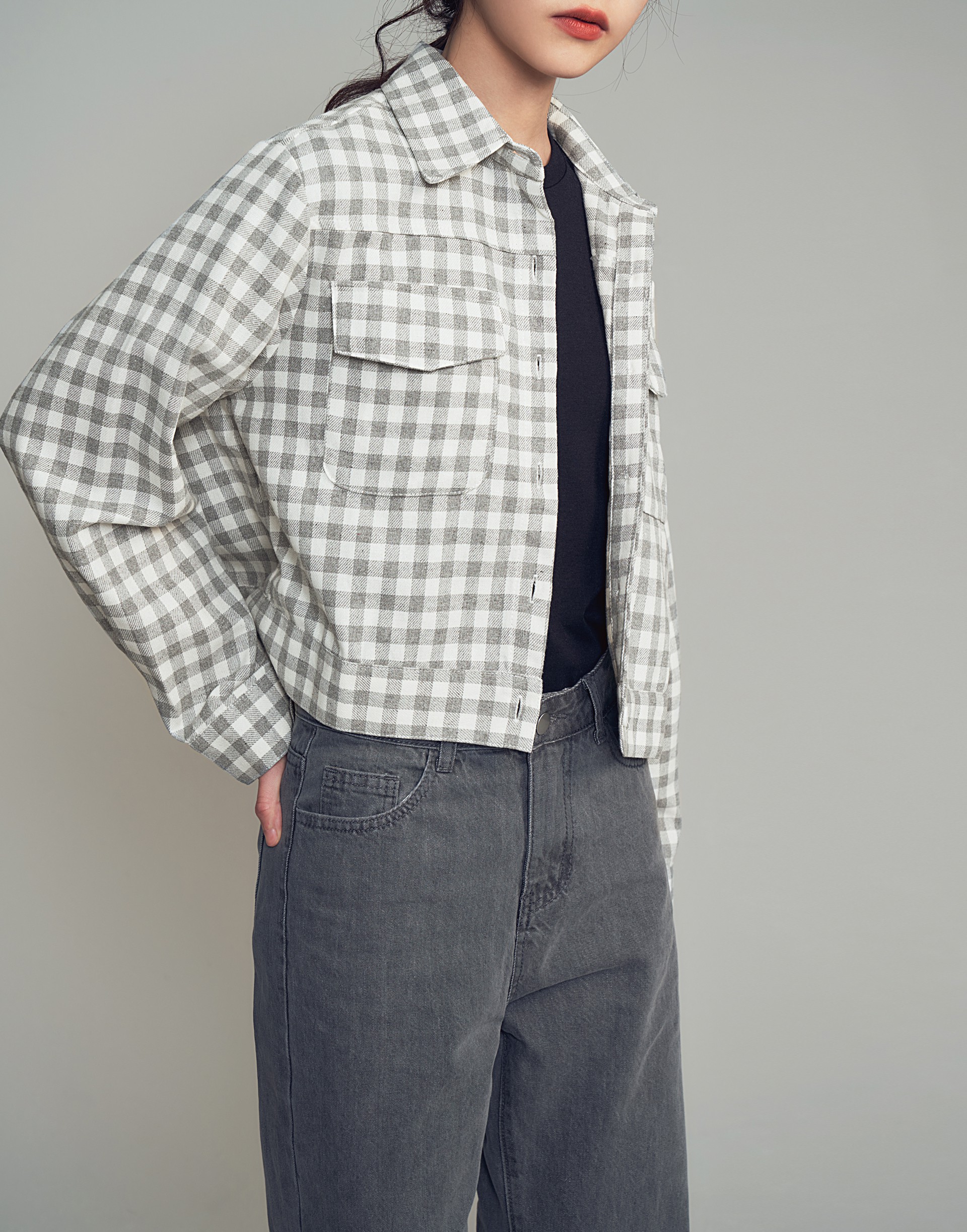 彈性：適中 棋盤格短版造型、胸前做口袋、個性百搭