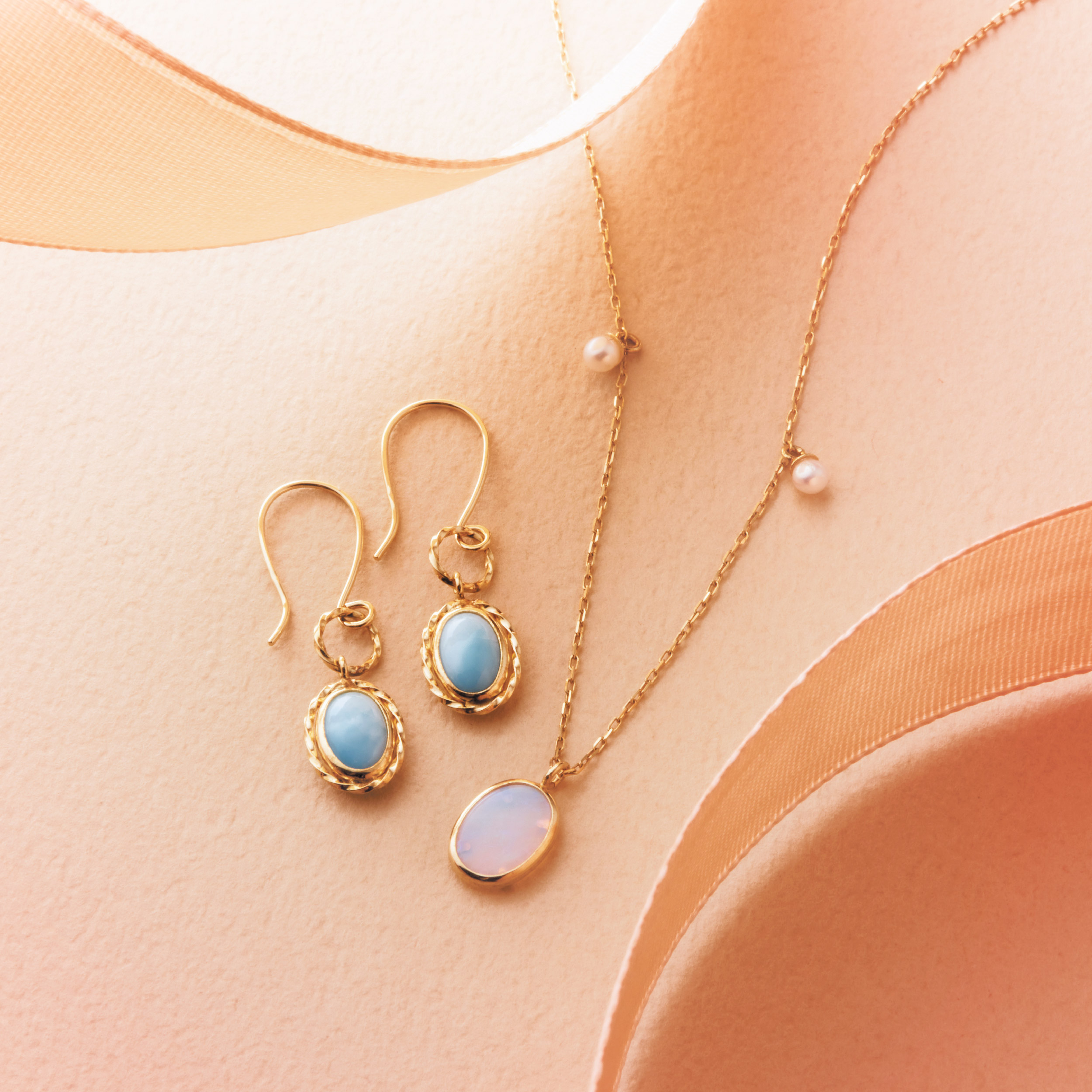 台中港「Festaria Tokyo」18K金海紋石耳環及18K金蛋白石項鍊，打出限量超值價。(圖片提供/ MITSUI OUTLET PARK 台中港)