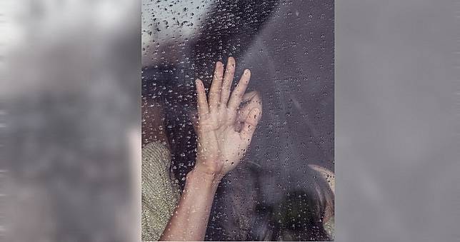 睡夢中突遭「舔胸+硬物狂頂」！少女瞇眼偷看驚見跆拳道教練