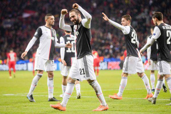 Penyerang Juventus Gonzalo Higuain mencetak gol ke gawang Leverkusen dalam laga lanjutan Liga Champions