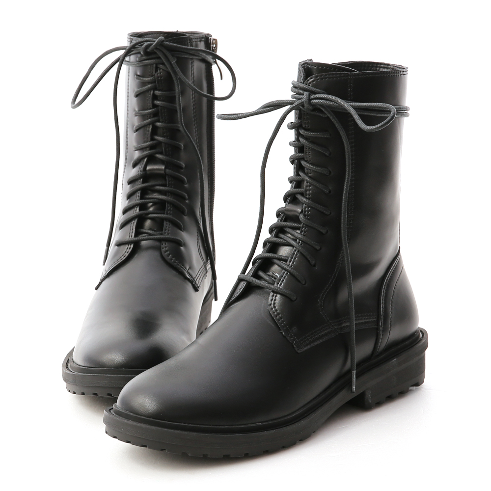 任何風格都百搭的馬汀靴款 綁帶造型強化了街頭風個性元素 圓圓寬寬的楦型讓腳趾多了伸展空間 貼心的側拉鍊設計，穿脫更省時方便 舒適的加厚鞋底提升穿著的穩定性 輪胎紋防滑鞋底具有超優的防滑效果 超強的搭配