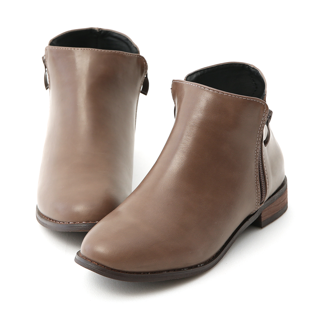 讓人第一眼就愛上的百搭短靴 擁有無可挑剔的超好搭版型 沒有多餘裝飾，及踝筒長給人俐落印象 貼心的側拉鍊設計，穿脫更省時方便 舒適厚度的加厚鞋底，提升穿著的穩定性 四吋短靴的長度穿起來既個性又俏皮 只要