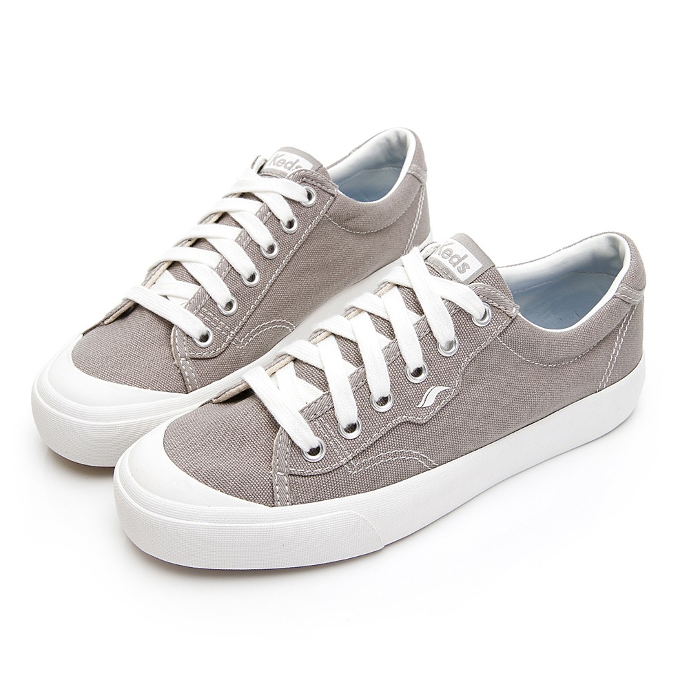 商品料號: 9202W122932設計靈感來自於Keds在1970年代暢銷款經典Keds logo再現半月型的橡膠鞋頭設計，鞋舌和鞋口增加舒#洒落森林 #keds