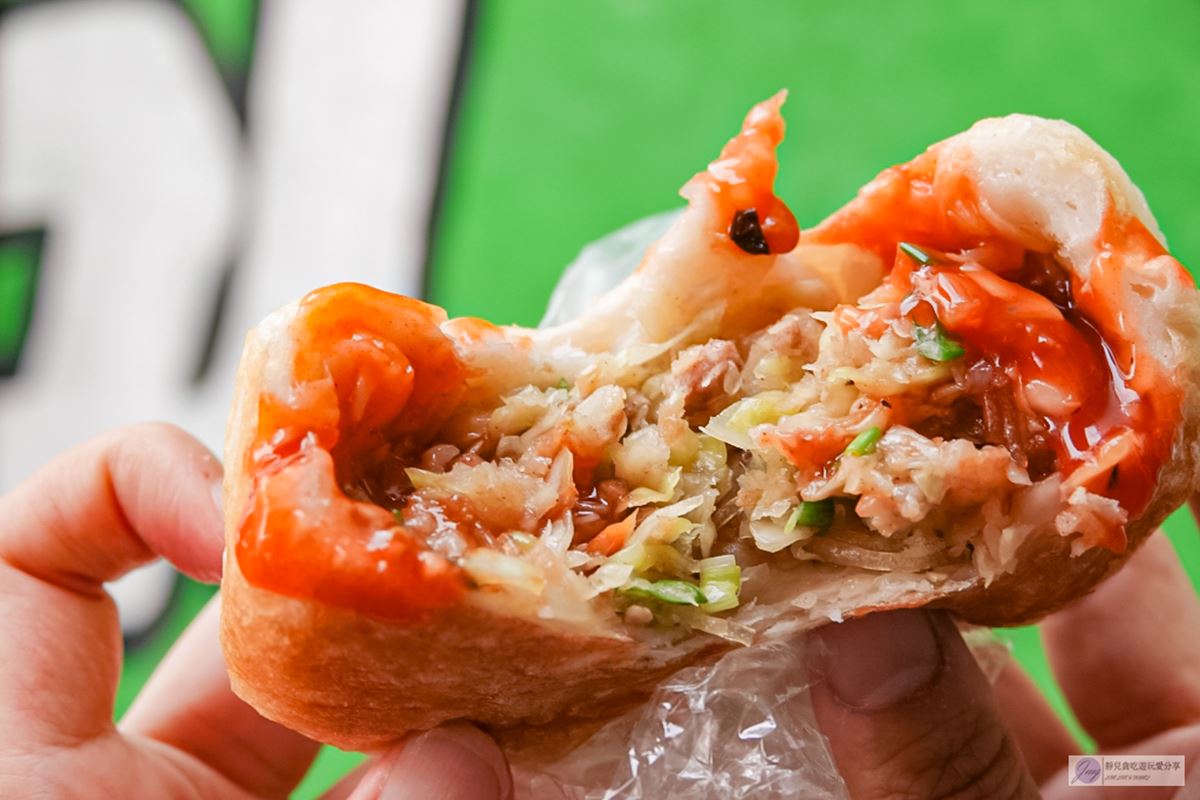 ６鍋同時煎也來不及！戲院旁「秒殺水煎包」未開攤就排爆，爆汁爆餡煎到恰恰