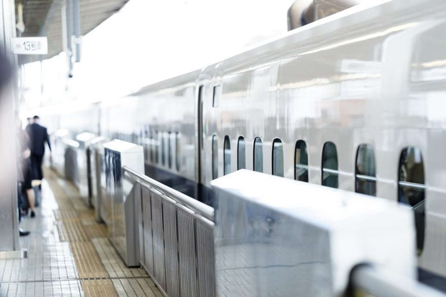  電車 二人の女性 gif 