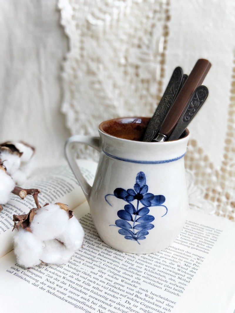 德國手作古董古物 藍色的繪花 內部為棕色 經典的德國古董古物色彩 胖胖的圓身 增添了點可愛感 手工風味 簡約而經典