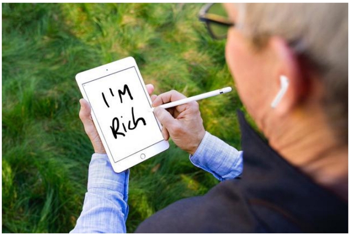 庫克在Twitter上畫了張第二代AirPods產品圖，然後他的照片就被網友玩成這樣了