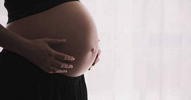 護理師手伸產道「扭動嬰兒」頭被扯斷！孕婦崩潰：脖子上有大洞