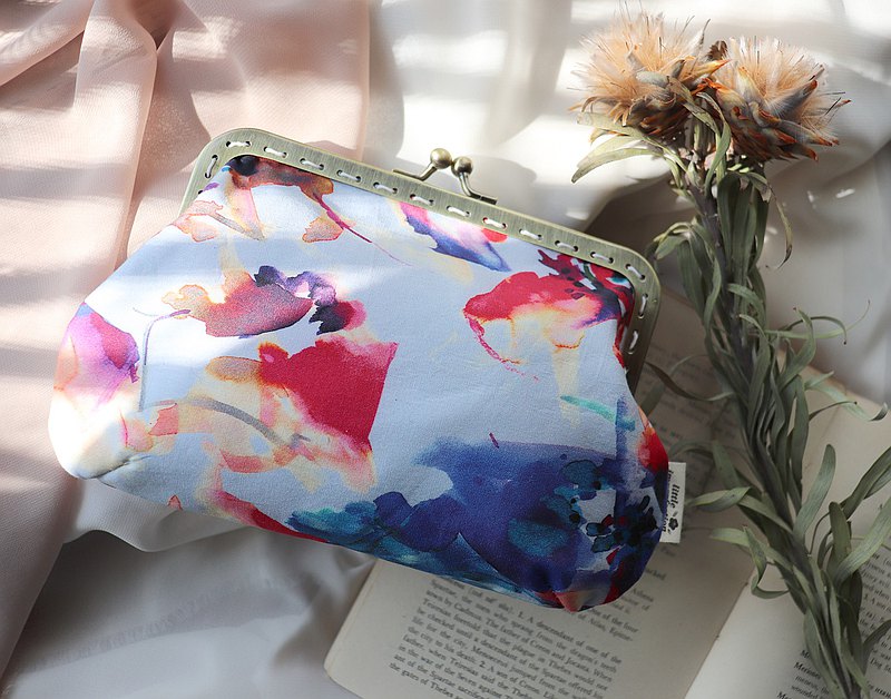 ✿little imperfection手縫口金包✿ 主要為化妝包﹑萬用收納包，也可以當錢包使用喔！