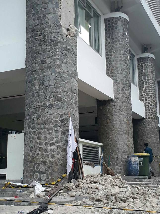 Usai Wisuda, Dinding Bangunan di ITB Runtuh Timpa Mahasiswa