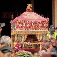 安靜等進香。進香蹲坑群