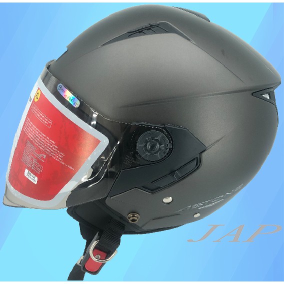 商品特色】 加長型風鏡增加擋風性。內藏式太陽眼鏡 。 內襯三件全可拆洗。 4道氣孔通風系統。專利安全插扣。快拆鏡片設計。 貼心眼鏡溝設計。預留藍芽耳機孔位。超快速吸濕排汗專利內襯。【商品規格】材質：A