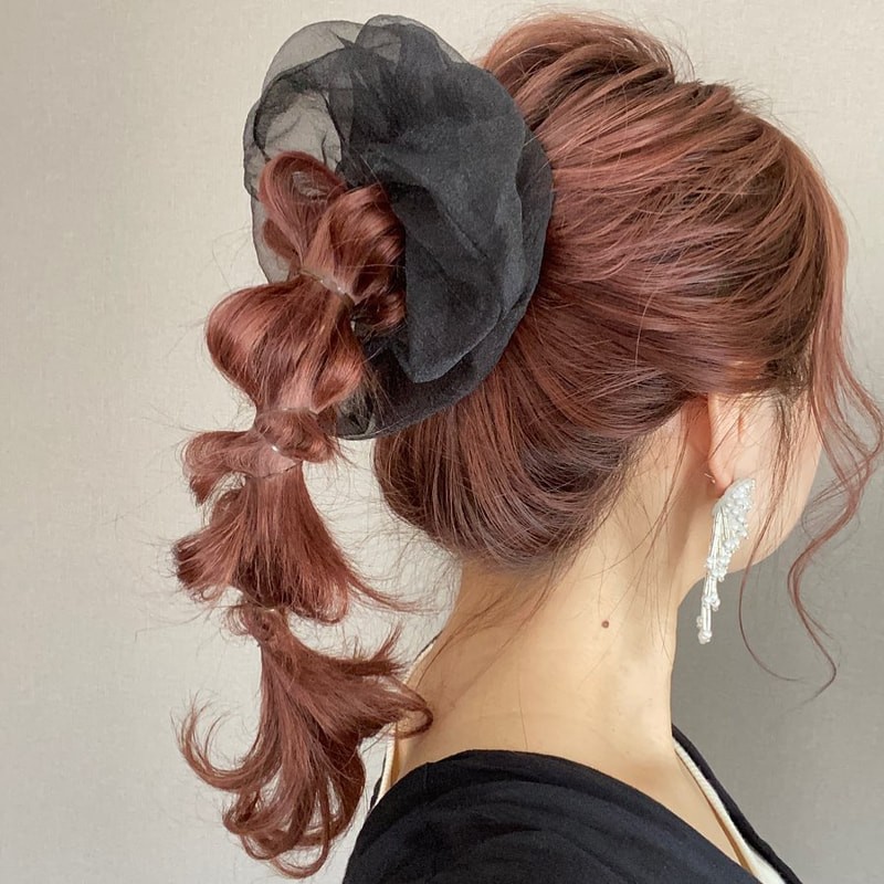 最新 シュシュ ヘアアレンジ で簡単に今っぽスタイル ボブ ロングまで全部みせ Mine