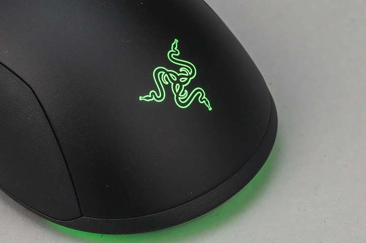 鼠身上的 RGB 燈光在 Razer 標誌及底部，可透過軟體變更顏色及特效。 ▲ Viper Mini 是採用有線設計，配上 1.8 公尺 Speedflex 纜線，具耐彎的特性。
