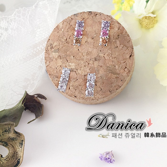 款 式 顏 色1號白鑽2號彩鑽館主不藏私推薦時尚百搭款商 品 尺 寸0.9*0.3CM 材 質 說明 專櫃CZ鑽+精鍍K#現貨#髮帶#韓國連線#夾式耳環 #無耳洞耳環#耳扣#耳針#抗過敏耳環#髮束#飾