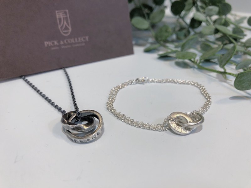 款式小物語---「兜了一圈又一圈，原來幸福一直在身邊。」 ∞課程時間約2-3小時∞ ∞費用包含師資、場地、點心、工作服、練習材料、工具、成品一件。 體驗內容:敲印刻字、扭轉塑型、切鋸、焊接、可選擇白銀