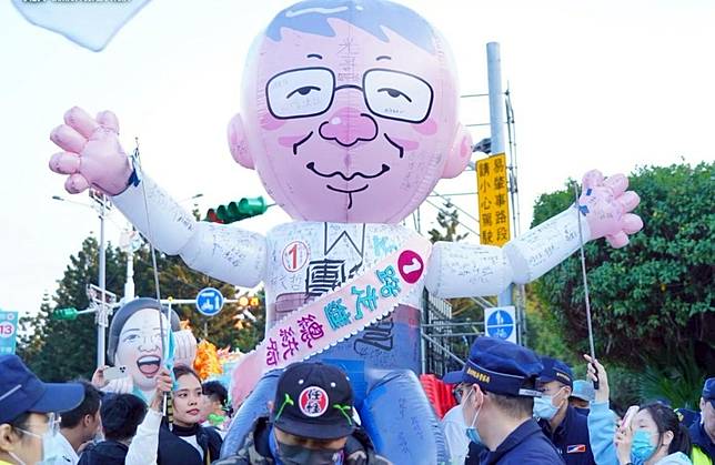 柯陣營沒組織，靠著支持者扛氣球活動彌補陸軍不足，但政黨要長久經營，還是需要在地方紮根。（照片來源/台灣民眾黨）