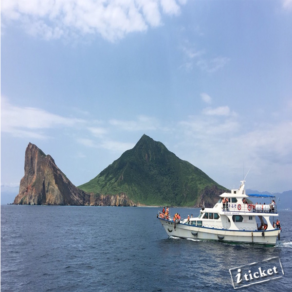 ※符合人體工學舒適沙發椅。 ※國家安全標準救生衣、救生圈、簡易醫療器材。 ※船艙內外潔淨光亮，毫無異味減少暈船不適。 新福豐168號是2007年全新出廠的豪華娛樂遊艇，編號CT3-5937，合法載客人