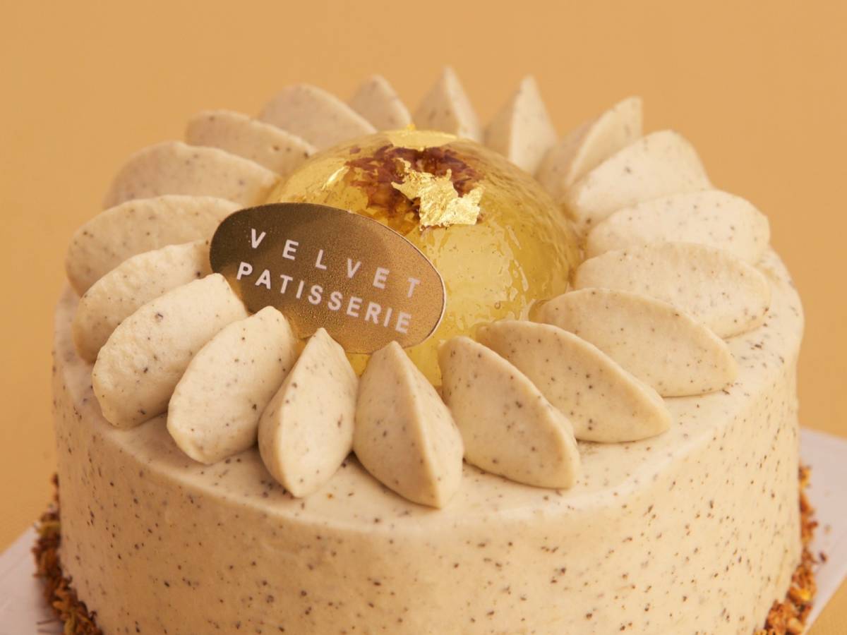 由桂花蜜鳳梨、炭焙鐵觀音巧克力香緹、桂花凍所打造的「桂花金鑽鐵觀音」，以新鮮水果及淡雅茶香，打造屬於你的法式幸福。（圖片來源/法絨法式手工甜點|手工喜餅）