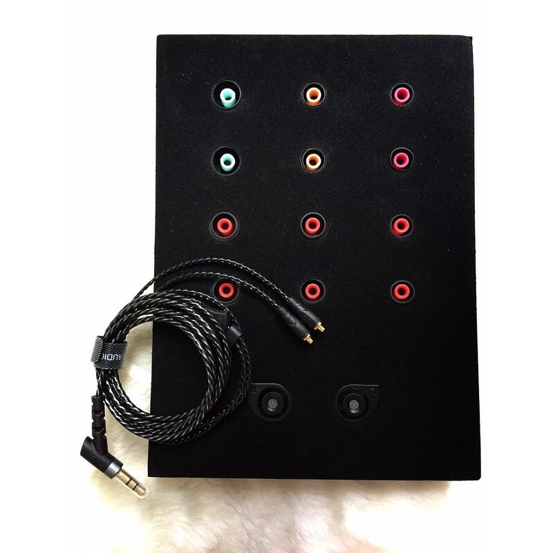 兼容平台 : android windows phone ios 套餐類型 : 官方標配 靈敏度 : 110db/mw 適用音樂類型 : 人聲女聲流行風類型 阻抗 : 16 頻響範圍 : 10-350