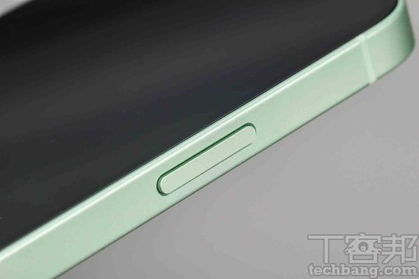 平面邊框設計機身兩邊的按鍵配置沒有太大的改變，但邊框改為平面式設計，與之的圓弧設計不同。