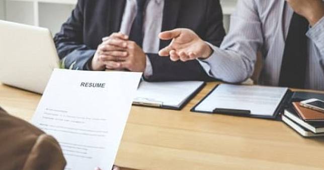 面試到一半突趴下！主考官上前見「小便失禁」送醫不治