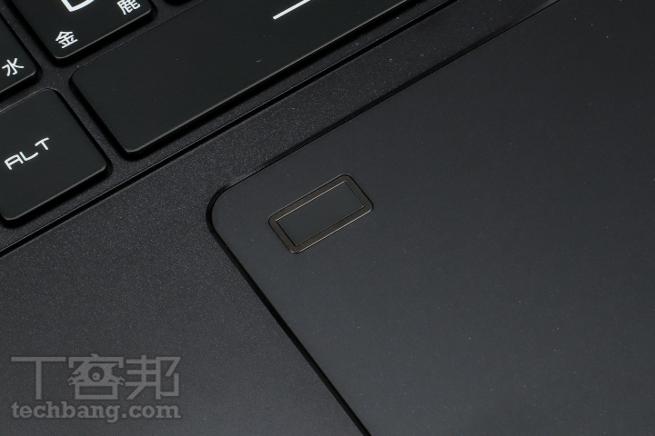 配合當代消費者使用習慣，MSI 從善如流的在新款 Stealth GS66 觸控板左上角新增了指紋辨識區域；觸控板設計較長、較寬，精確度則在水準之上。