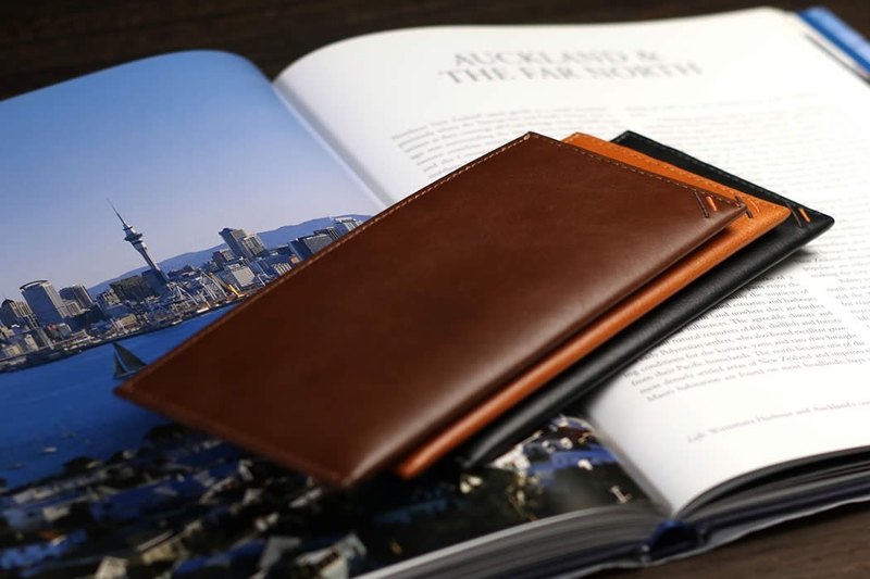 輕薄的極致追求，滿足日常最低限度的需求！ 優雅地自西裝外套取出，俐落地拿出紙鈔...，這是長夾才有的紳士風情。