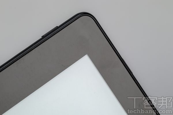 螢幕邊框邊框雖較寬，但也因為側邊有翻頁鍵，閱讀時手指就不會遮到螢幕。