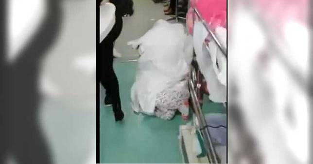 武漢肺炎／3屍體蓋白布攤地沒人理　醫院人手吃不消