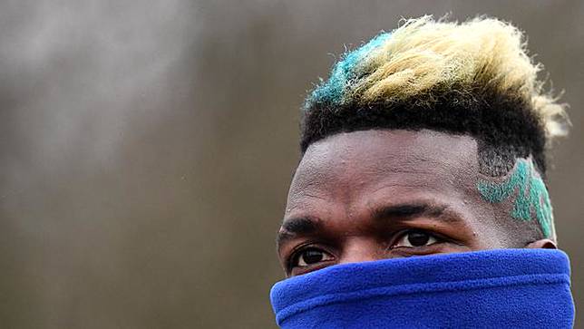 Gaya rambut terbaru milik Paul Pogba saat mengikuti sesi latihan timnas Prancis di  Clairefontaine-en-Yvelines, (19/3/2018). Model Rambut Mohawk berwana Biru saiyan dan Putih ii dipersembahkan untuk Prancis. (AFP/Franck Fife)