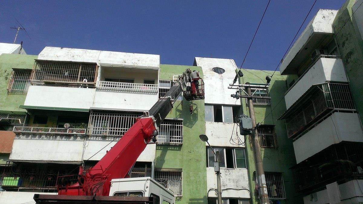 國宅外牆施工中。