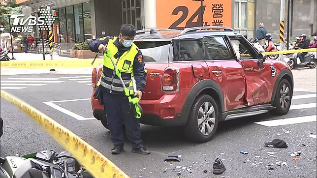 休旅車疑搶快轉彎！雙載機車直行撞　釀1死