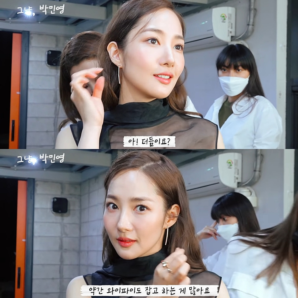 朴敏英拍照技巧2：抽出碎髮，臉更小更自然