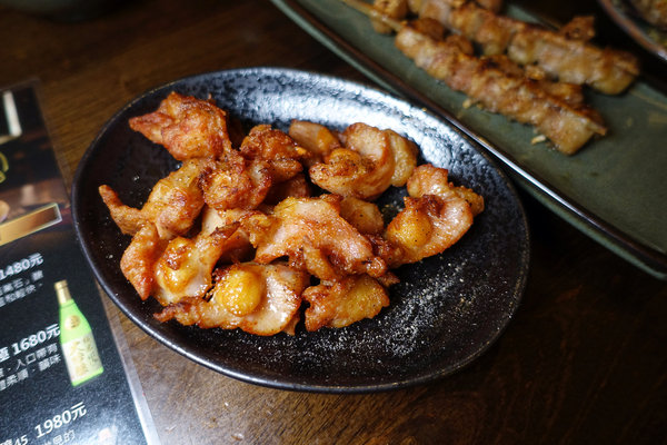 板橋深夜美食-老味噌居酒屋，江子翠捷運美食，板橋江子翠好吃串燒，能開心吃燒烤喝酒的板橋人氣宵夜推薦 