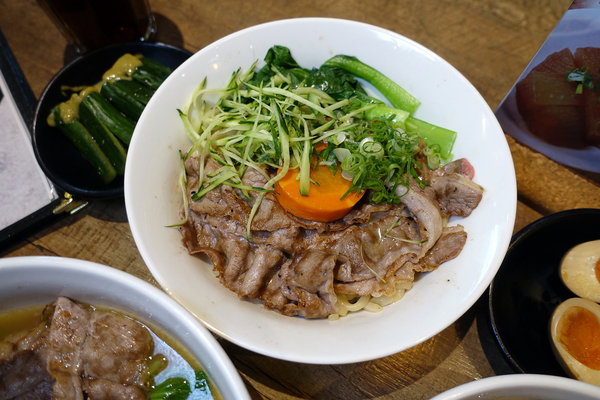 牛莊園牛肉麵，大安區四維路美食，科技大樓站牛肉麵，香煎雪花牛肉麵、蔬果湯頭牛肉麵，成功國宅旁得獎牛肉麵(含牛莊園菜單)