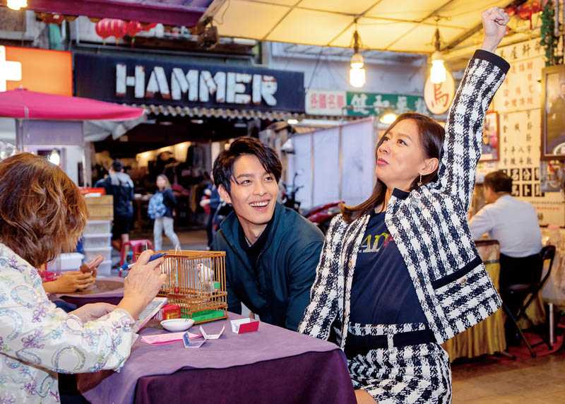 老師表示陳妤的工作運勢超旺，讓她非常開心。（圖／焦正德攝）