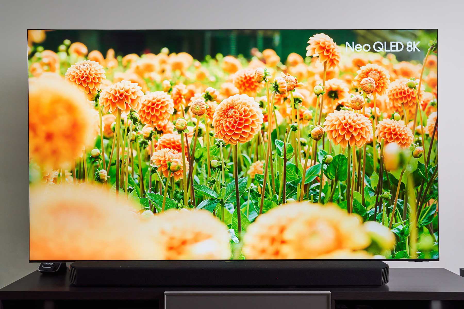 花朵交錯所架構出的遠近層次、空間感以及花朵本身的顏色，都充分展現 Neo QLED 8K 量子電視在色彩處理上的超高細膩度。值得注意的是，深淺不一的色彩，除了讓花朵更具立體感外，也拉出花與花之間距離感，成功營造身歷其境的視覺感受。