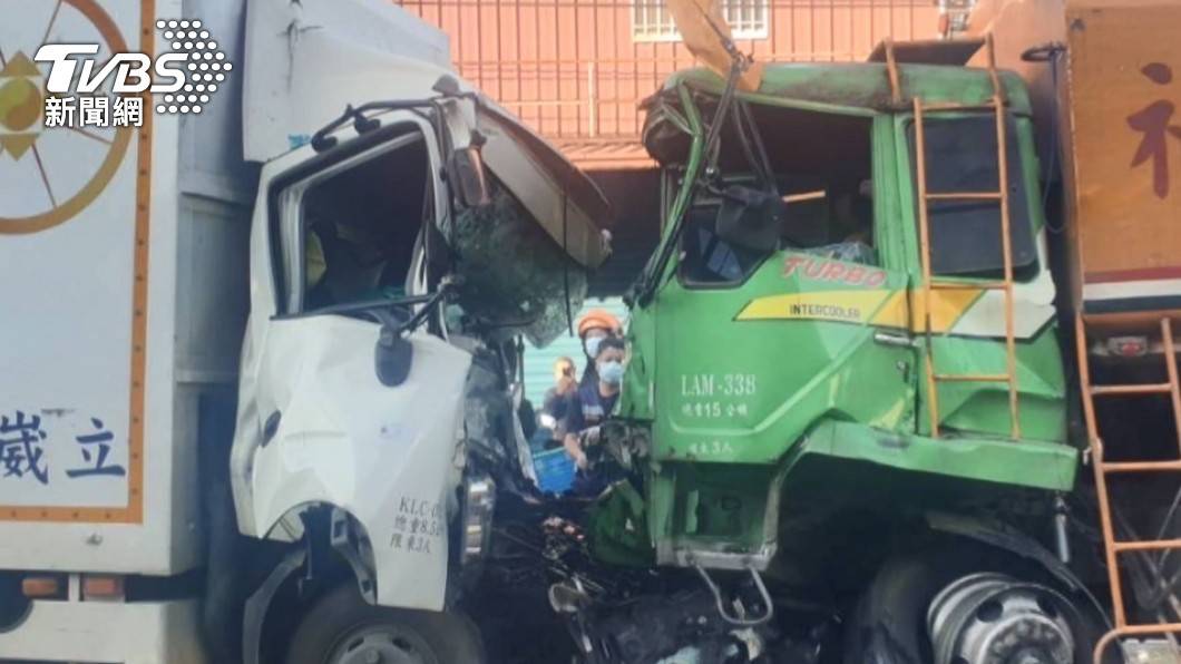 車頭壓扁了！物流車逆向衝撞飼料車 駕駛緊急送醫不治 Tvbs Line Today