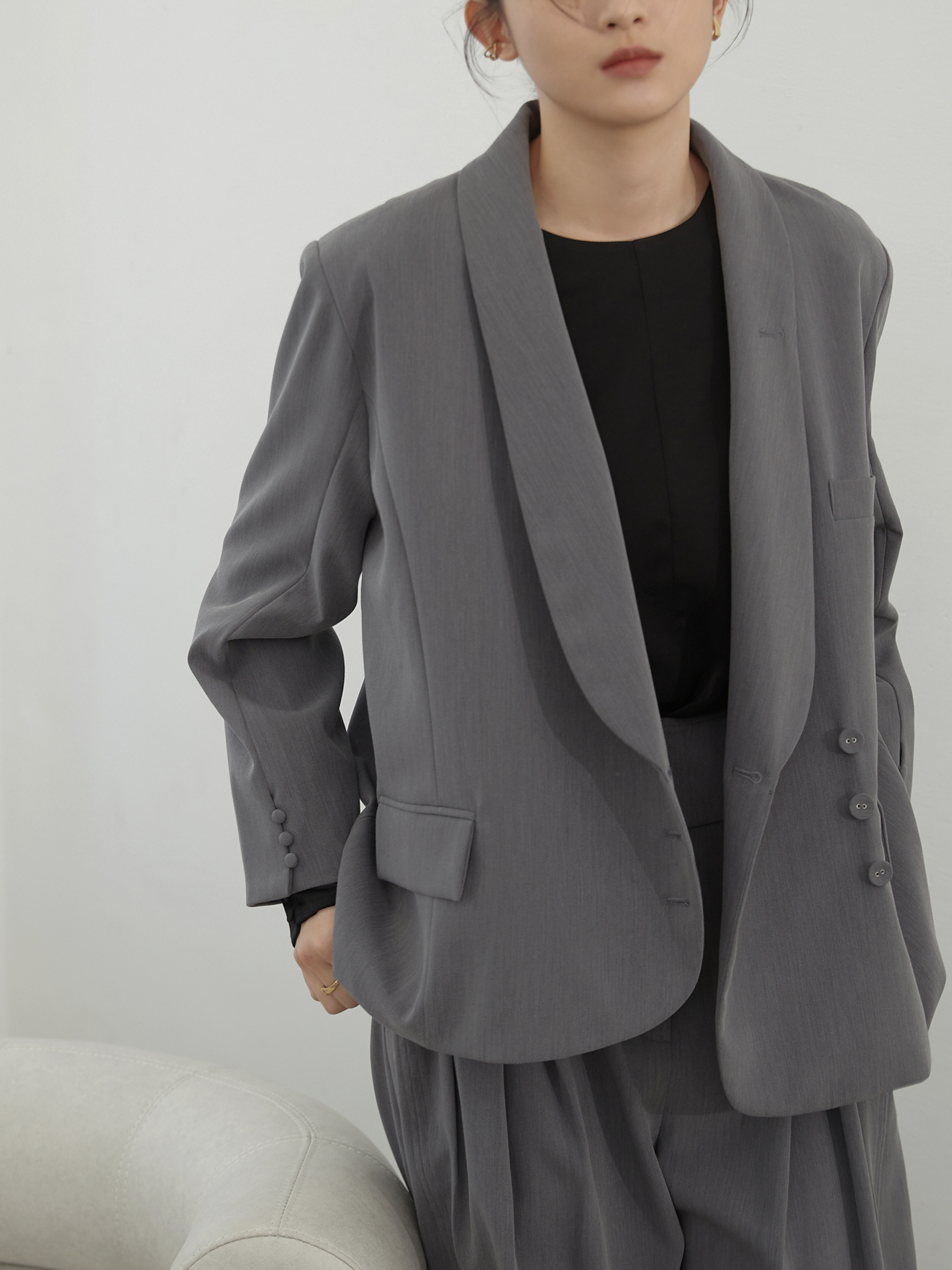 圓弧領細節西裝外套-mouggan