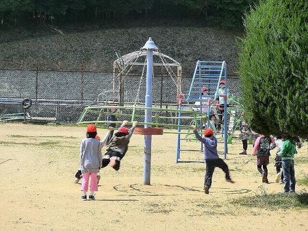 定番 最新 レトロまで 意外と知らない 公園遊具 の名称