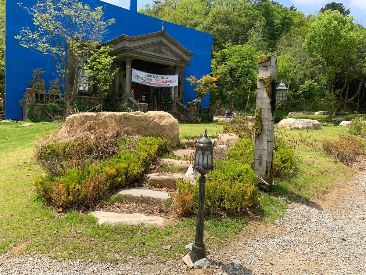 《雖然是精神病但沒關係》超狂佈景1：文英家內部是佈景，外部是特效合成