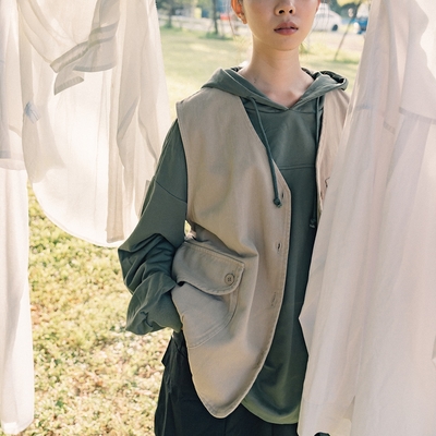 QUEENSHOP 多口袋弧線設計排釦背心 兩色售 1/2【02080144】＊現+預＊