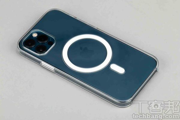 MageSafe全系列都有MageSafe設計，蘋果也推出保護殼，讓無線充電時更精準。