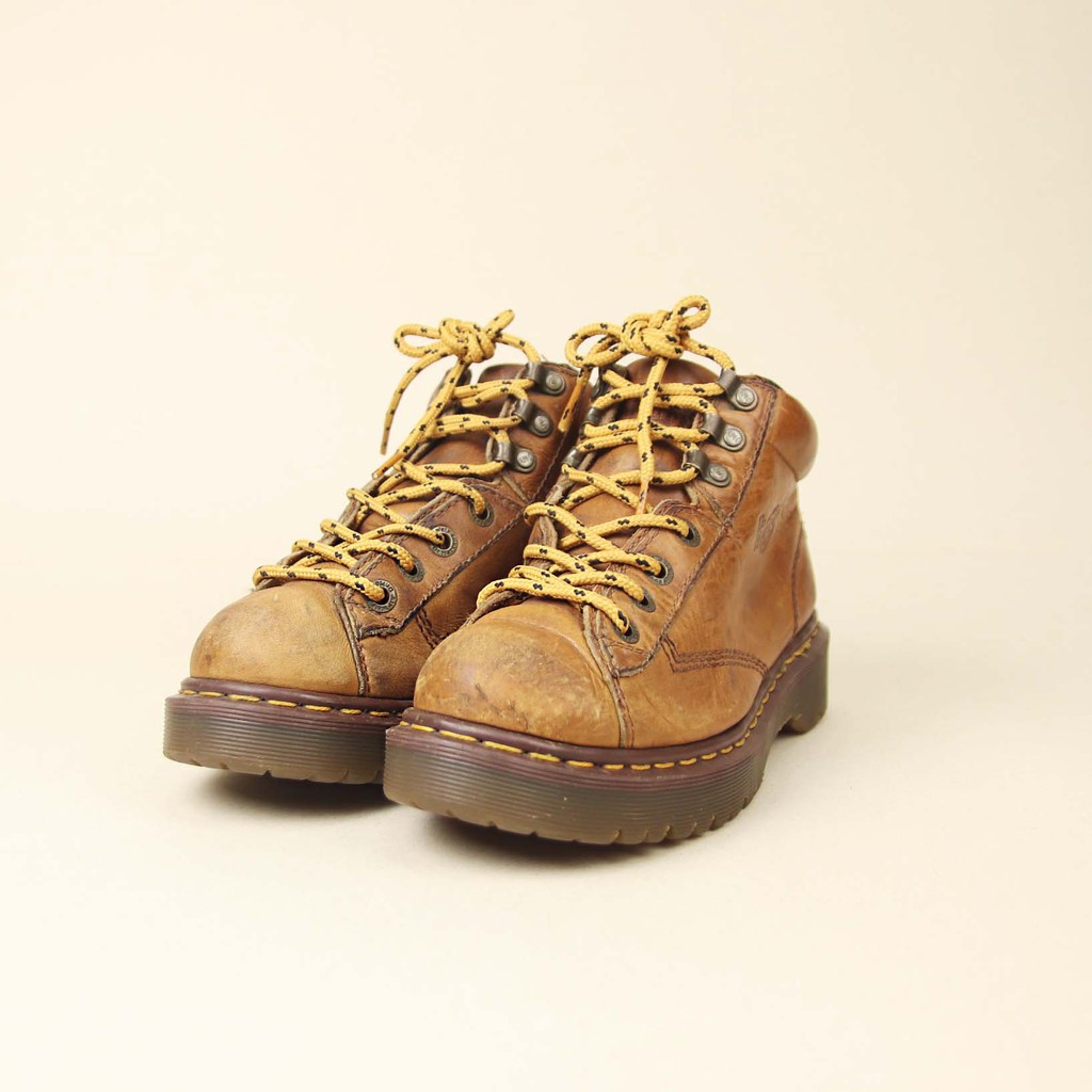 ●商品敘述: 四孔三環，皮革顏色不均，有多處龜裂及小刮痕●商品尺寸: EUR 40(商品圖中有鞋內標籤 請搭配參考)●產地:英國保養方式:馬毛刷清潔鞋身後，使用乾淨布沾些許皮革保養油擦拭商品皆為實品拍