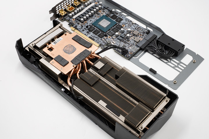 分解後的內部示意，可以看到龐大的散熱片以及與顯示卡本體的接觸面。