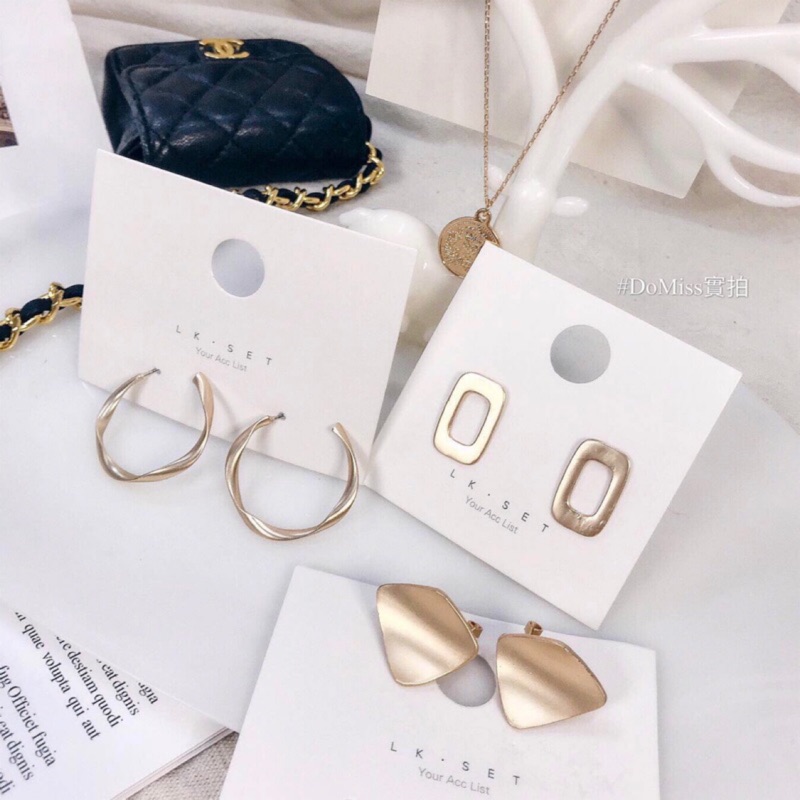 精緻的飾品也是畫龍點睛的幫手✨款式低調的奢華 很好搭配衣服時尚配件利器！-《款式貨號》鏤空方形、扭曲圓形、凹凸曲面-►關注賣場收優惠通知！►台灣賣家台灣發貨開立發票►粉絲團找我們IG：domiss.c