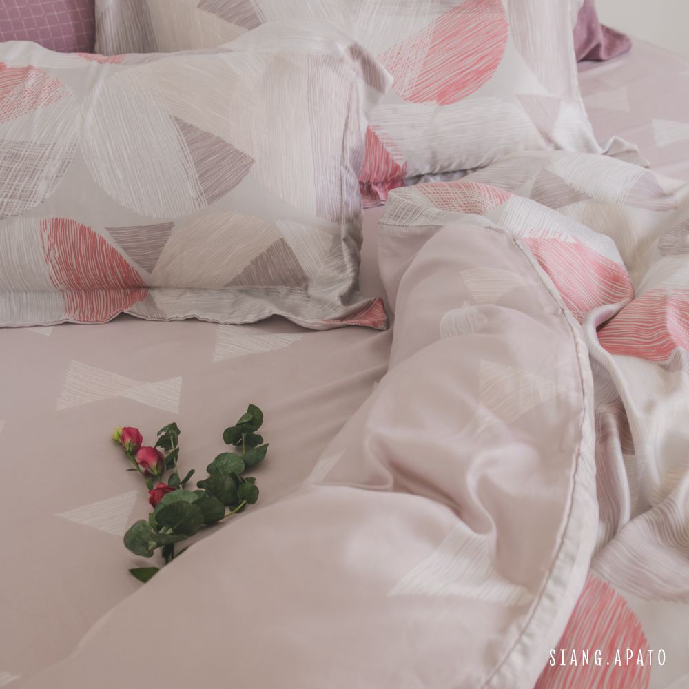 －100% Lyocell－40支台灣精製－親膚柔滑 －抗菌透氣翔仔居家Siang Apato堅持採用100%不打折扣的Lyocell天絲今年更採目前市售唯一一家從胚布就開始作檢驗經嚴格把關通過歐盟LENZING正廠核可獲得了正式的品牌聯合認證吊卡♦♦♦ 超商取貨體積限制 ♦♦♦鋪棉被套床包組僅限 1 組入薄被套床包組僅限 2 組入達以上情況無法再包裝入其他品項;若欲購買多項商品, 建議選擇【宅配】運送, 或將【超取】訂單拆分結帳；亦可於購物車結帳前先聊聊與小幫手確認哦  《商品詳細資訊》【薄／兩用被套床包組－單人】床包x1（3.5x6.2尺／105x186cm）被套x1（4.5x6.5尺／135x195cm）枕套x2（1.5x2.5尺／45x75cm）【薄／兩用被套床包組－雙人】床包x1（5x6.2尺／150x186cm）被套x1（6x7尺／180x210cm）枕套x2（1.5x2.5尺／45x75cm）【薄／兩用被套床包組－加大】床包x1（6x6.2尺／180x186cm）被套x1（6x7尺／180x210cm）枕套x2（1.5x2.5尺／45x75cm）【薄／兩用被套床包組－特大】床包x1（6x7尺／180x210cm）被套x1（6x7尺／180x210cm）枕套x2（1.5x2.5尺／45x75cm）✔舖棉被套即使不裝被胎也可以當涼被使用，又稱兩用被套。✔床包高度40cm，可包覆34cm以下之床墊。✔商品因屬手工裁製車縫，測量點稍有誤差，正負1-2％為許可誤差值，皆屬正常。【清洗方式】－第一次收到建議清水洗滌，將商品反面置入洗衣袋內再投入洗衣機－如需浸泡，請勿超過10分鐘－使用中性洗劑，勿使用衣物柔軟精－以冷水清洗，洗淨後採自然晾乾為最佳－如必要使用烘乾機，請低溫低速進行，請勿超過１５分鐘▬▬▬▬▬▬▬▬▬▬▬▬▬▬▬▬▬▬▬▬▬▬▬▬▬▬▬▬▬▬▬▬▬▬▬▬♦♦♦ 訂購須知 ♦♦♦－部分商品受限於超取體積限制，購買前請 聊聊 詢問是否可超取。欲購賣商品若超過超取許可範圍，請選擇「宅配」出貨。－運費補助：依蝦皮相關公告、宅配酌收運費75元－現貨商品完成訂購約2-3個工作日可送達，若遇缺貨或預購品則須等待10-20個工作天（不含假日）。－每台電腦、行動裝置所呈現的顏色不盡相同，多少都會有些色差，下單表示您理解與接受。－寢具屬親膚性個人衛生產品，為保障所有買家權益，商品收到後請勿下水，先檢查商品的『配件』『顏色』並試套尺寸確認，一經使用或洗滌即無法辦理退換貨。－收到商品後請仔細檢查規格及是否有瑕疵，如有瑕疵，請於7日內提供照片，相關運費由翔仔負擔。－購物中若有任何問題，歡迎聊聊詢問，避免產生不必要的糾紛，感謝各位客官的配合！#MIT #天絲 #滑順涼感 #被套床包組 #兩用被套床包組 #雙人 #加大 #特大 #Tencel #兩用被套 #百分百純正天絲