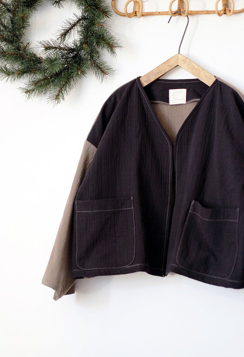 雙面拼色外套 黑＋柏油灰 棉質內裡刷薄毛,無內裡內襯 不會非常厚的材質適合台灣的微涼氣候 短版設計 沒有任何扣子喔 尺寸: free size 衣長52cm 胸寬64m 袖寬64cm 袖長40cm 袖